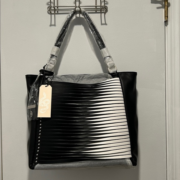 EVVE Milano Chicago Black & White Tote - NWT - Picture 1 of 12